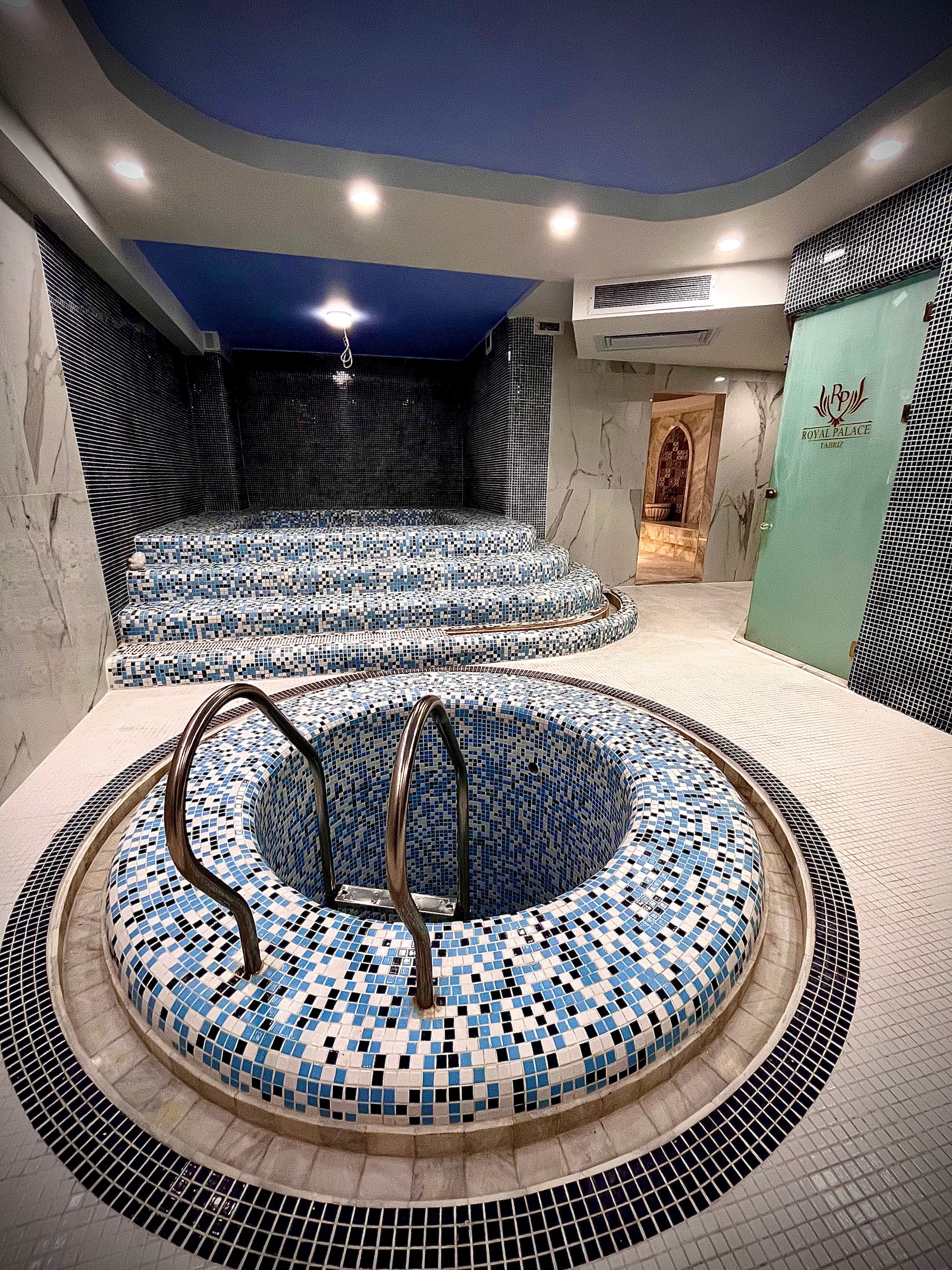 استخر و جکوزی باشگاه بدن‌من